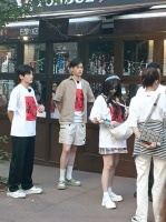 欣欣子帮姜妍补妆，就爱看一些美女们的贴贴