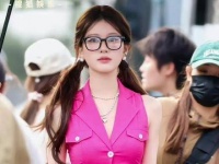 赵露思以双马尾粉色装扮如同活生生的芭比娃娃…