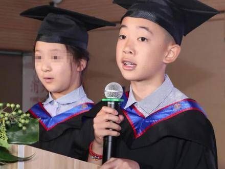 岁月如歌,陈小春与应采儿的大儿子小学毕业,11岁的Jasper身着礼服…