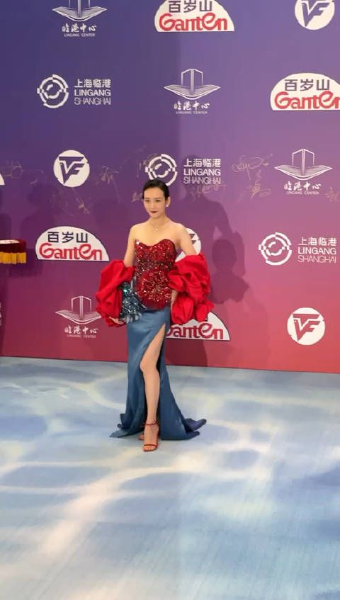 今日王鸥现身白玉兰红毯,快来看看姐姐这身造型怎么样?
