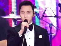 现场聚焦 身着西装翩翩起舞，演绎自创粤语佳作《Love U2》…