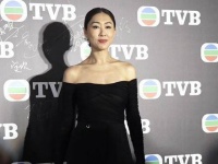 胡定欣身着黑色轻纱透视长裙，闪耀于上海电视节的红毯之上…