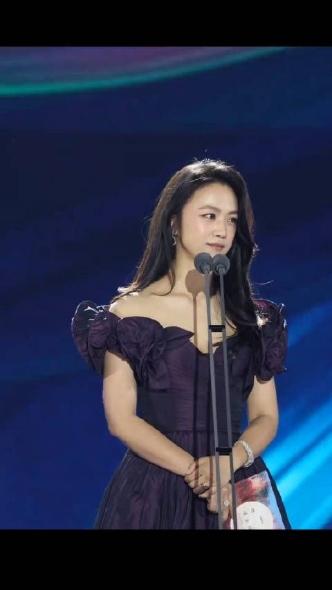 汤唯亮相活动,40多岁依然魅力四射,气质女神,温婉可人