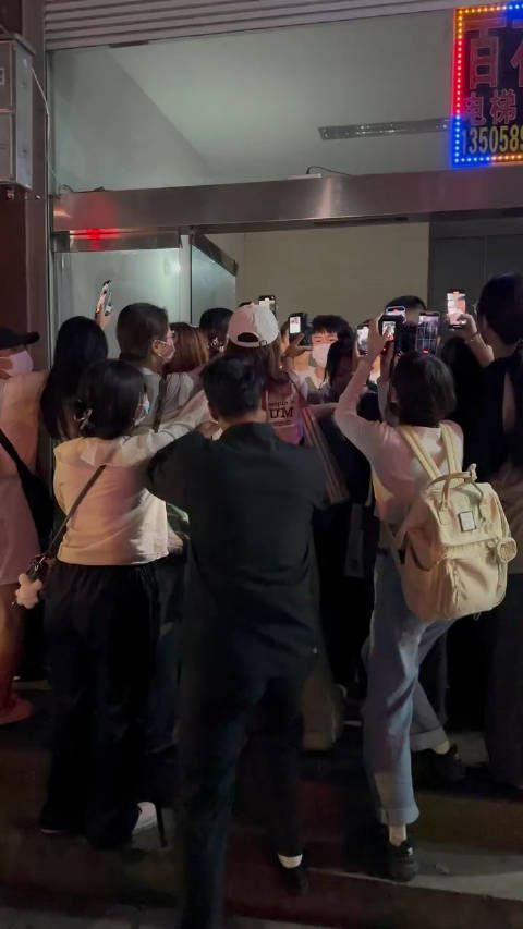 王星越今日下班路透,快被代拍挤死了,今天真的是线上线下都在遭罪