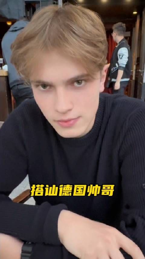 中国社牛小姐姐搭讪了一位德国帅哥,把他弄得满脸通红!