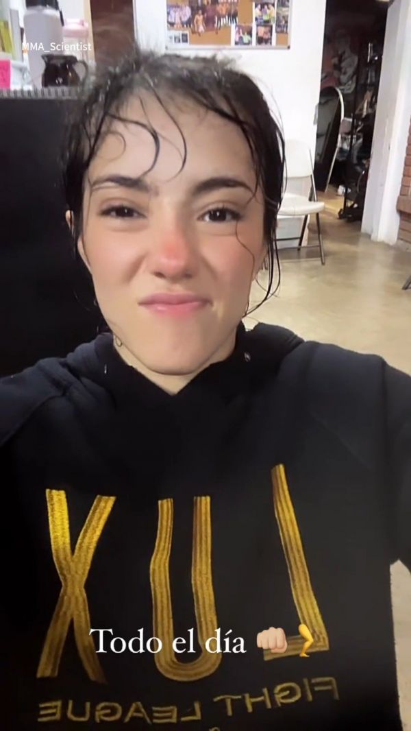雅兹敏-纳赫拉(Yazmin Najera)今日份自拍Vlog