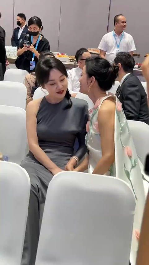 白玉兰颁奖典礼,闫妮和倪虹洁开怀畅聊…