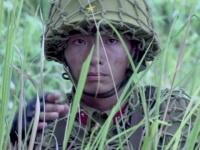 团结一致，我们与敌人展开激战！