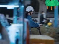 在困难的时候，朋友的相助让她感受到了温暖…