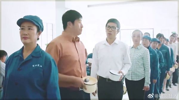 厂长去食堂排队吃饭,看到厨师磨磨蹭蹭,下秒当场就发飙了