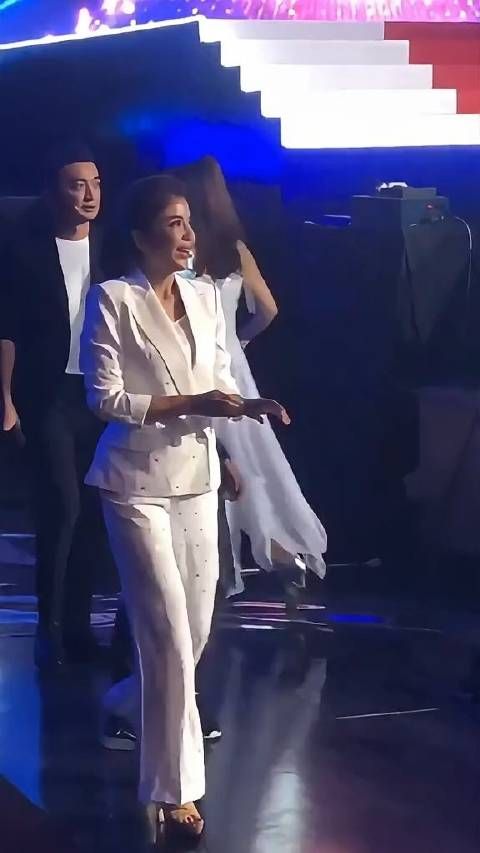 朱迅 # 尼格买提 同台主持节目,你们更喜欢谁?