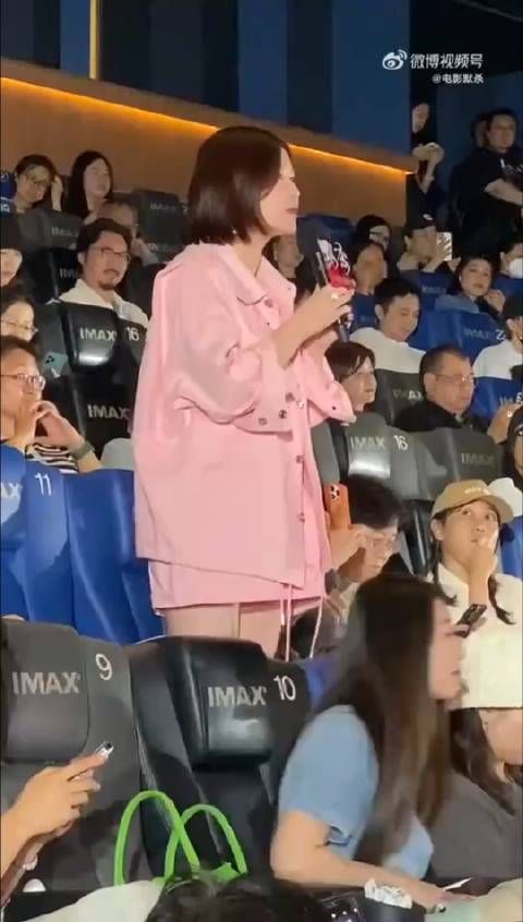 看杜华在电影《默杀》首映礼上和黄明昊的互动太可爱了!