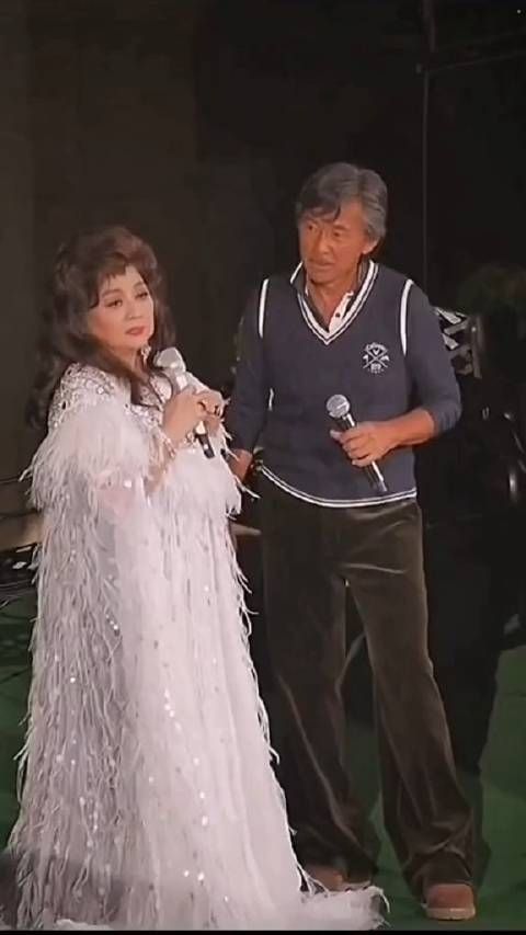 香港殿堂级天后# 徐小凤 封麦,曾因爱国宁愿离婚也不改国籍…