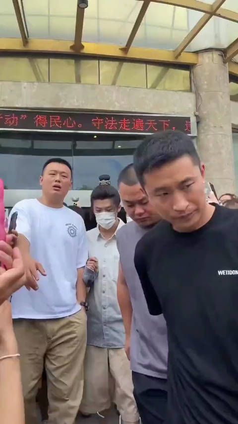 每次看见檀健次的下班视频,都是面无表情,加快步伐…
