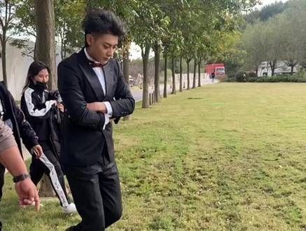 携手惊喜现身,共同投入我们的项目演绎!宋祖儿宛如天降仙子,魅力无法挡!