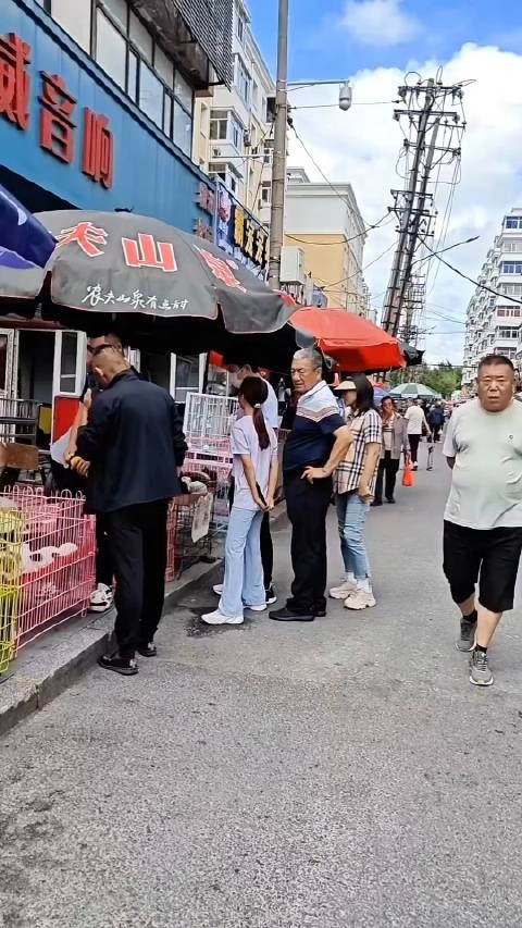 贾乃亮带放暑假的甜馨回老家,一行人正在集市摊位看小狗…