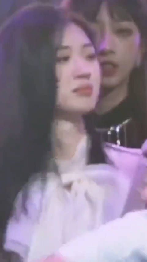 单依纯毕业啦?这是2020年末,大一的依纯在浙音新年晚会ending大合影的镜头