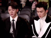 吴磊在颁奖典礼上将手机交予张晚意…