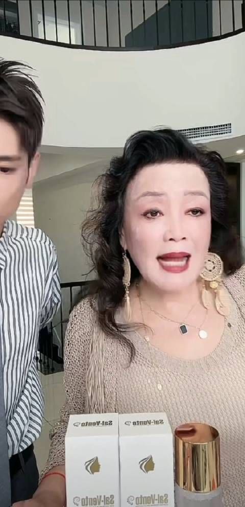 张兰回来就开始工作了 张兰看到有人说:兰姐怎么看来心情不好 ?