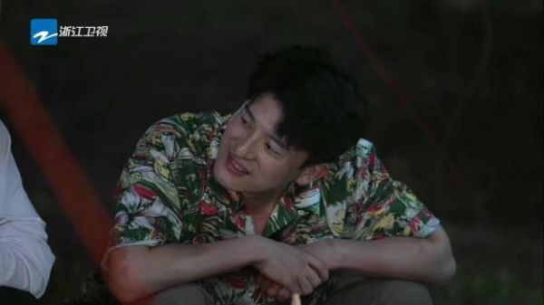 乐队开始互动并决定唱主题曲,气氛嗨起来