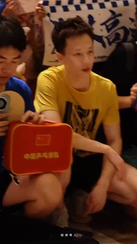 好让人感动的一幕,现场姐妹说你站着给大家签了十多分钟名,人真的很好