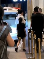 凤凰传奇外地演出，有网友在酒店偶遇到了玲花和她女儿…