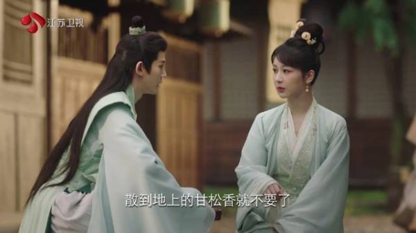 小夭@杨紫 出门不小心打翻了药盒，涂山璟@邓为D 看见后上前示好…
