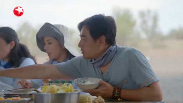 陈龙下厨做地三鲜,胡歌一口下去香迷糊,忍不住赞叹:喔