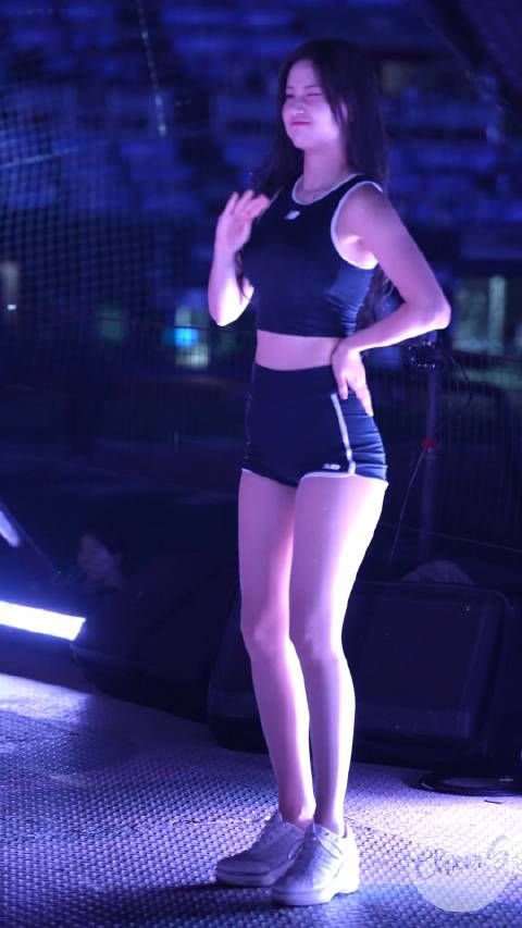 韩国拉拉队小姐姐的应援演出感受下,长的好看身材又好还会跳舞