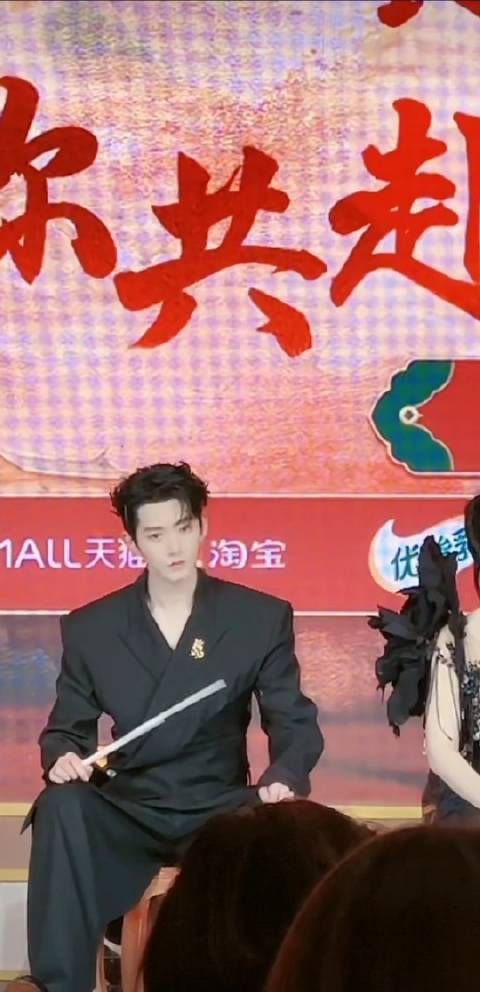 长相思第二季粉丝见面会 邓为手拿扇子，思想好像又入戏了，好帅气的公子哥
