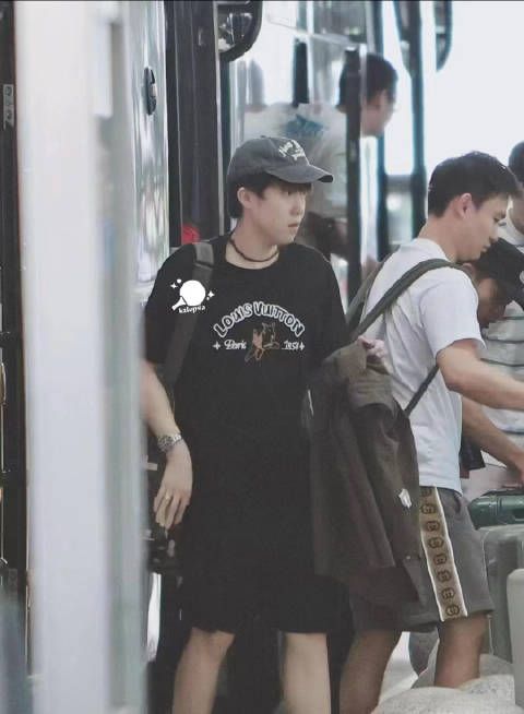 开始炫戒指了,头哥你的手亮瞎了我的眼,王富贵 王楚钦