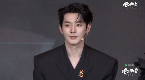 大家也知道我嗓子不好,我们一起唱好吧,差点被观众骗啦!