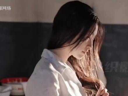 并非平凡的恋情无法触及,而是那份禁忌的诱惑更显激荡