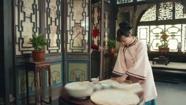两个儿媳包饺子给婆婆吃,看一眼饺子的褶子数,婆婆看出儿媳人品