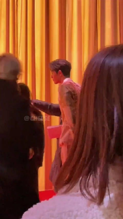 因为身高太高 所以俯下身听工作人员讲流程～xz