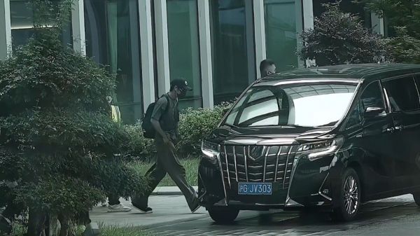 这和肖战结婚有什么区别,婚礼摄影师镜头记录的肖战到站的状态…