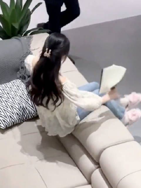 下次摆拍的时候把书拿正了,反着看不累?
