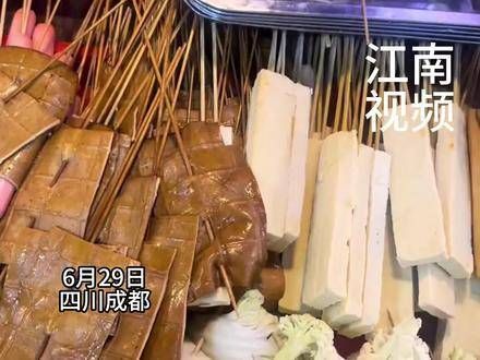 偶然在街头邂逅汤唯,她在成都展现出满满的随和气质,一身黑色装扮…