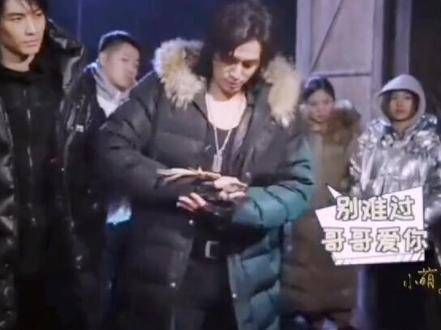 在《重启之极海听雷》中,陈楚河饰演的黑瞎子戏外竟展现出别样风采…