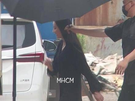 阿罗霸总以新颖的职业装扮登场,优雅之中透露着神秘…