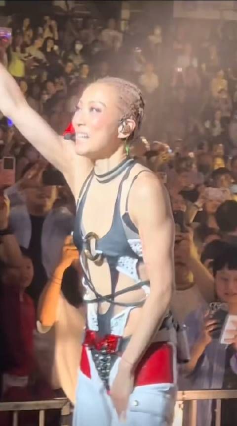51岁的郑秀文,这身演唱会造型属于什么风格?
