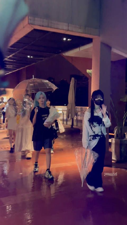 匿名投稿谢谢!人家yyq就在后面,怎么?还不让元气弹喊自己偶像?