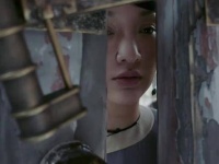 她将所有的苦难深藏于心间