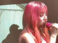 宋雨琦在草莓音乐节上的演出真是太精彩了！ ?