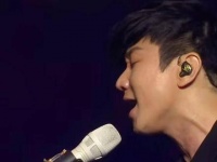 在7月1日的夜晚，奉献了一场深情的演出…