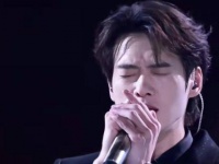 气温高得难以承受，若你愿意减衣，我们也会表示理解仿佛如月亮缺席…