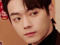 就连用餐的瞬间都散发着酷劲儿呢