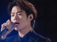 国内首位歌声自带水光效果的男演员仿佛月光未至…