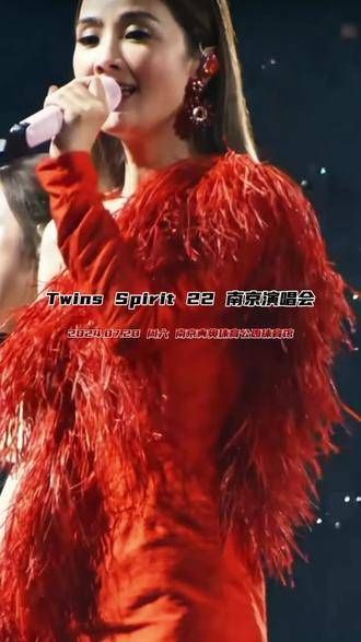 Twins舞台上的集体吟唱 谁的少年时代未曾有盏明亮的月光Twins启唇之际…