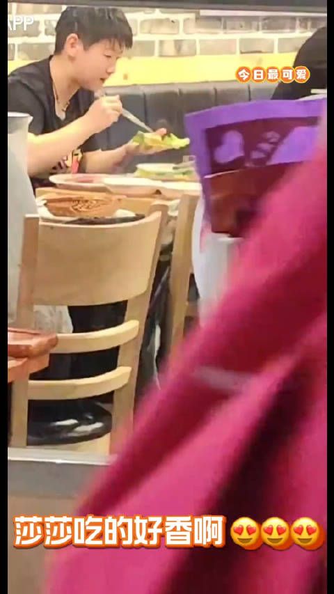 可爱莎,就连吃饭都带了八百个心眼子…